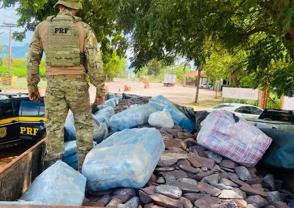 Motorista é preso transportando 625 kg de maconha em carreta de minério de ferroPreso, o homem confessou que recebeu o carregamento em Corumbá e levaria até Guarulhos