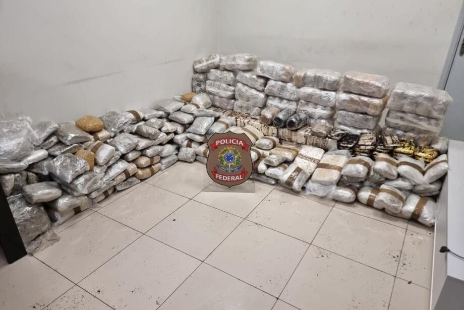 PF encontra mais de 160 kg cocaína e carga de maconha em caminhão abandonado