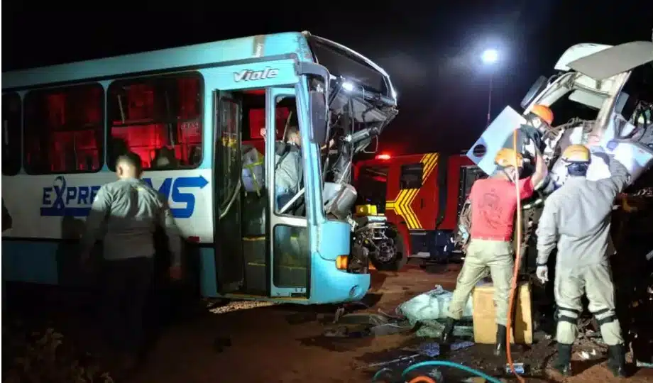 Morre segunda vítima de acidente entre caminhão e ônibus em Maracaju