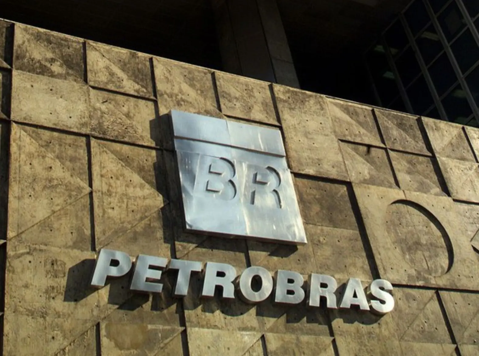 Despesas públicas questionáveis: O retorno do patrocínio milionário da Petrobras ao teatro