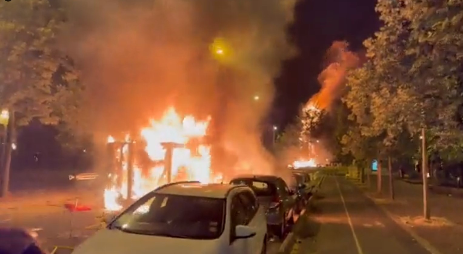 Noite de protestos na França termina com 159 veículos incendiados