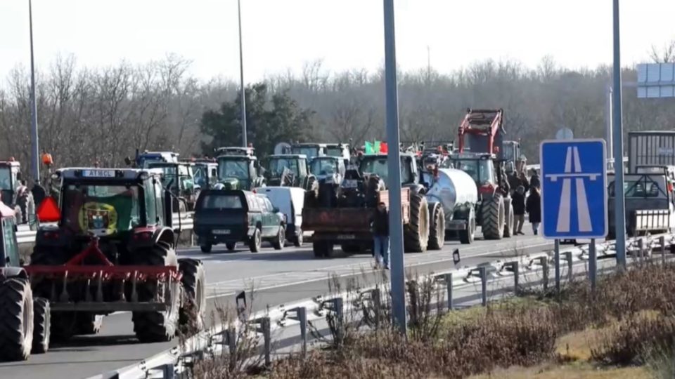 Agricultores portugueses bloqueiam estradas em protesto contra medidas da UE