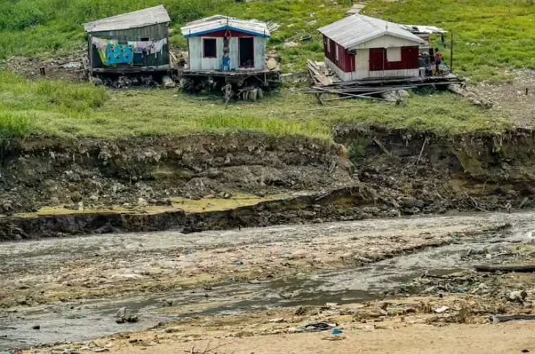 Seca histórica no Amazonas isola população ribeirinha