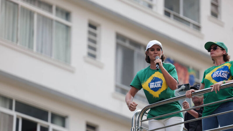 Depois de defender marido, Michele chora em discurso na Paulista