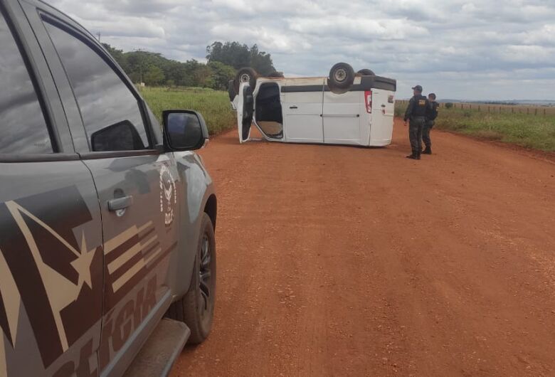 Furgão capota com mais de 3t de maconha em Dourados