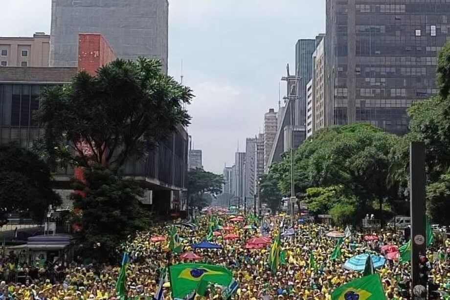 Ato em defesa de Bolsonaro tem poucos discursos e controle rígido do microfone