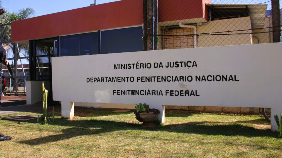 Ministério suspende banho de sol e visitas em presídios federais após fuga em Mossoró