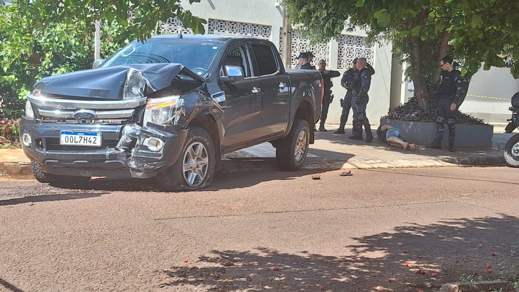 Um dia após sair da cadeia homem furta camionete em Itaporã, tenta atropelar policial e é baleado em Dourados