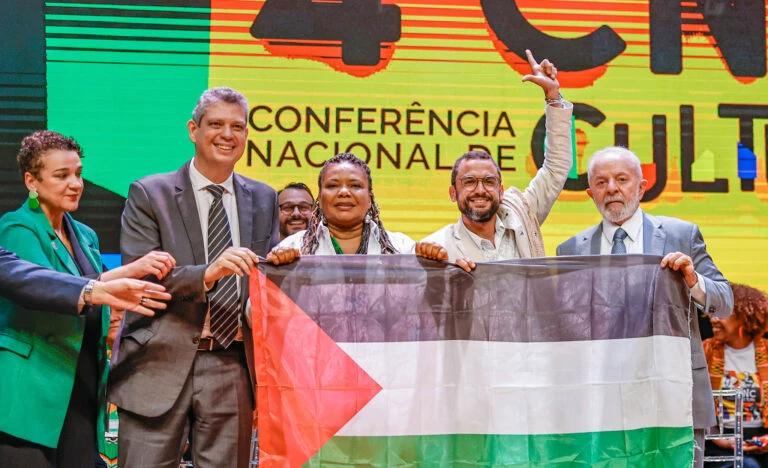 Lula e ministra da Cultura tiram foto com bandeira da Palestina