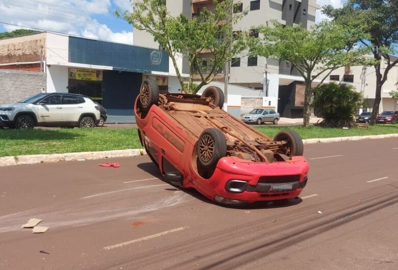 Motorista causa acidente e capota veículo no Centro de Dourados