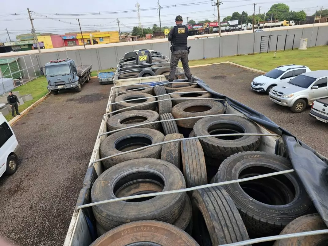 Pneus contrabandeados que seguiam para Goiás em carga lícita de pneus inservíveis são apreendidos pelo DOF