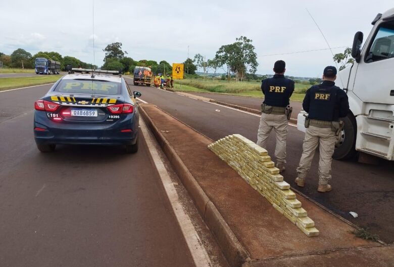 Pai e filho são presos com mais de 100 quilos de cocaína escondidas em caminhão