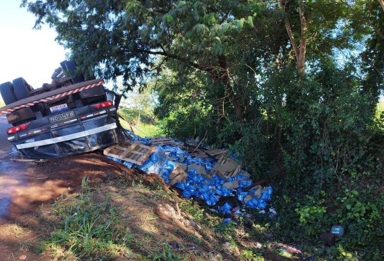 Carreta tomba no anel viário e carga de cerveja se espalha às margens da via