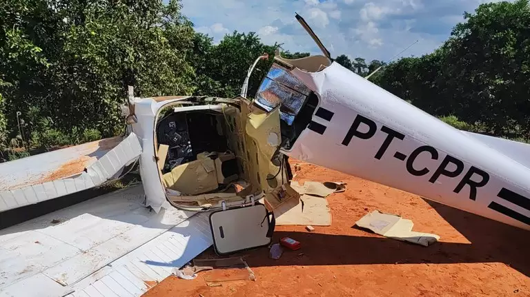 Avião interceptado pela FAB carregava 565 quilos de cocaínaPiloto de 31 anos tentou fugir, mas foi preso em flagrante; droga ficou espalhada em estrada vicinal