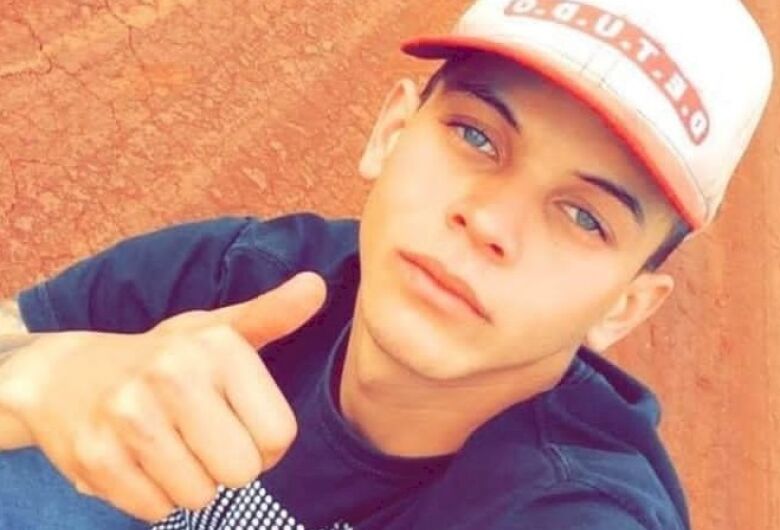 Jovem é assassinado a tiros quando empurrava moto na companhia da namorada