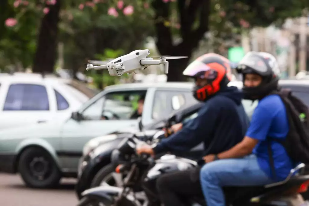 Alvos de operação, motoristas no celular são flagrados por drone a até 30 metrosA ação tem como objetivo conter informações que costumam causar acidentes