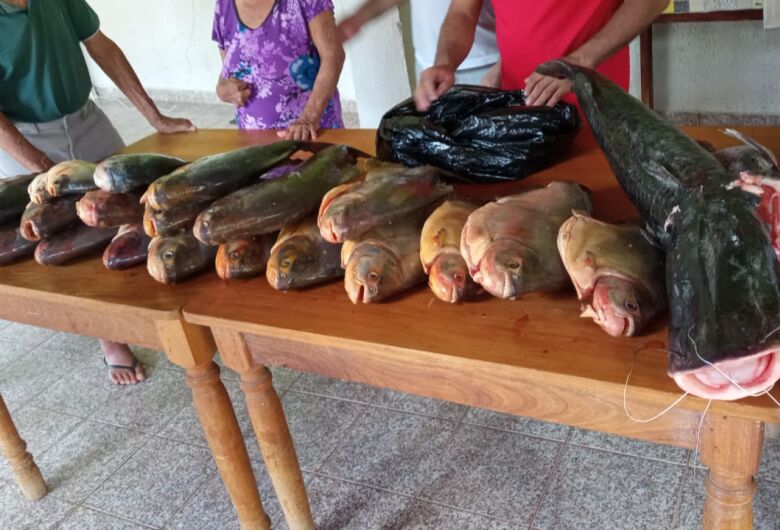 Pescado apreendido pela PMA em ações ilícitas é doado para escola e asilo