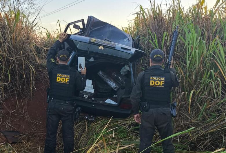 Homem tenta fugir de abordagem policial e colide carro carregado com maconha em barranco