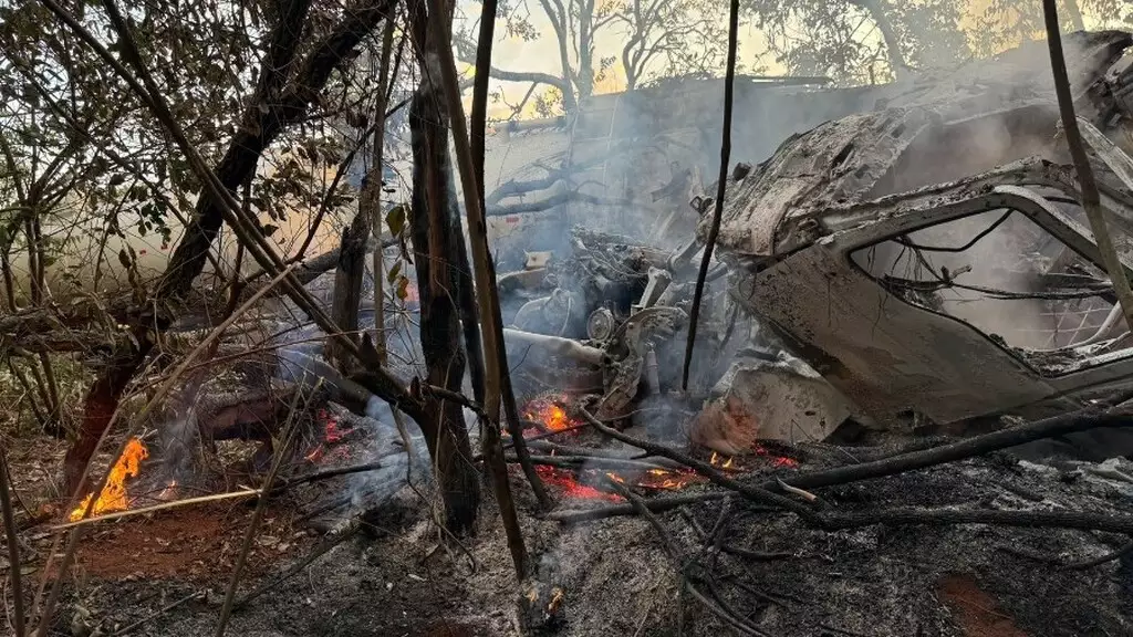 Carreta com 60 mil litros de etanol pega fogo após sair da pistaMotorista de 44 anos foi levado para atendimento médico no Hospital Regional de Nova Andradina