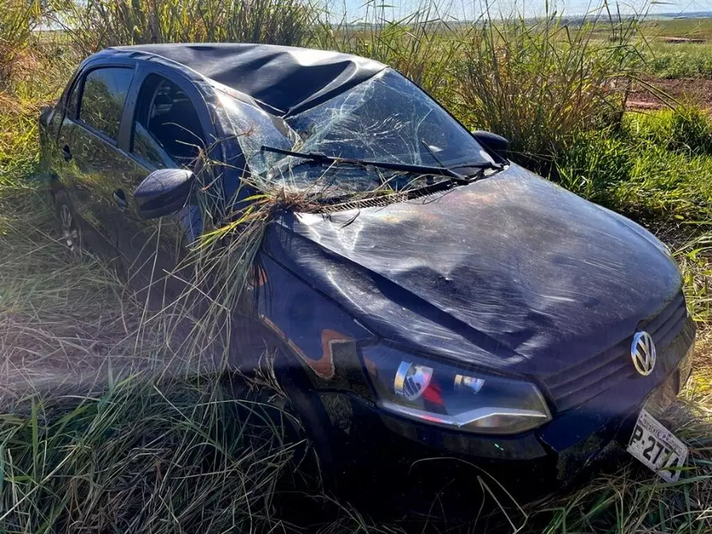 Motorista perde controle da direção e capota veículo em rodoviaCondutor e outros ocupantes do carro foram levados para o pronto socorro de Deodápolis