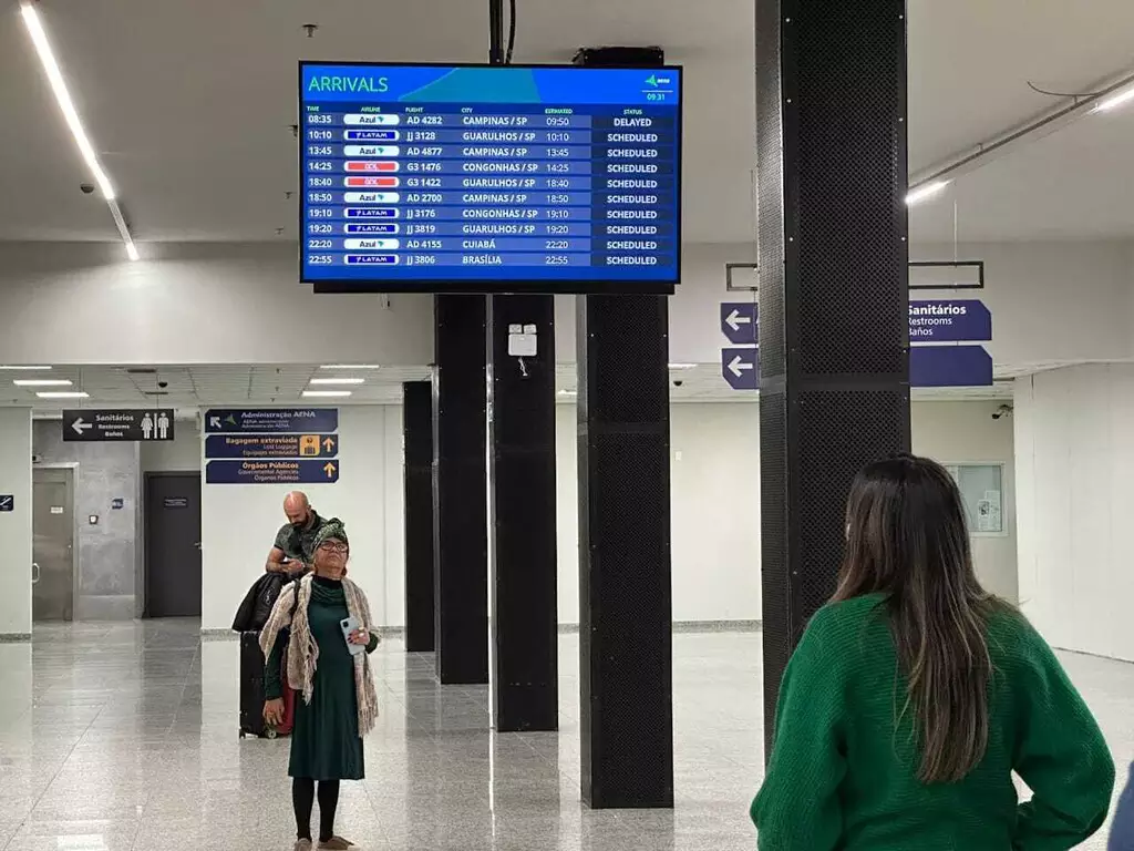 Após cancelamento e atraso de 4 horas, aeroporto reabreForte nevoeiro que encobriu Campo Grande atrapalhou a aterrisagem de voos de Campinas e Brasília