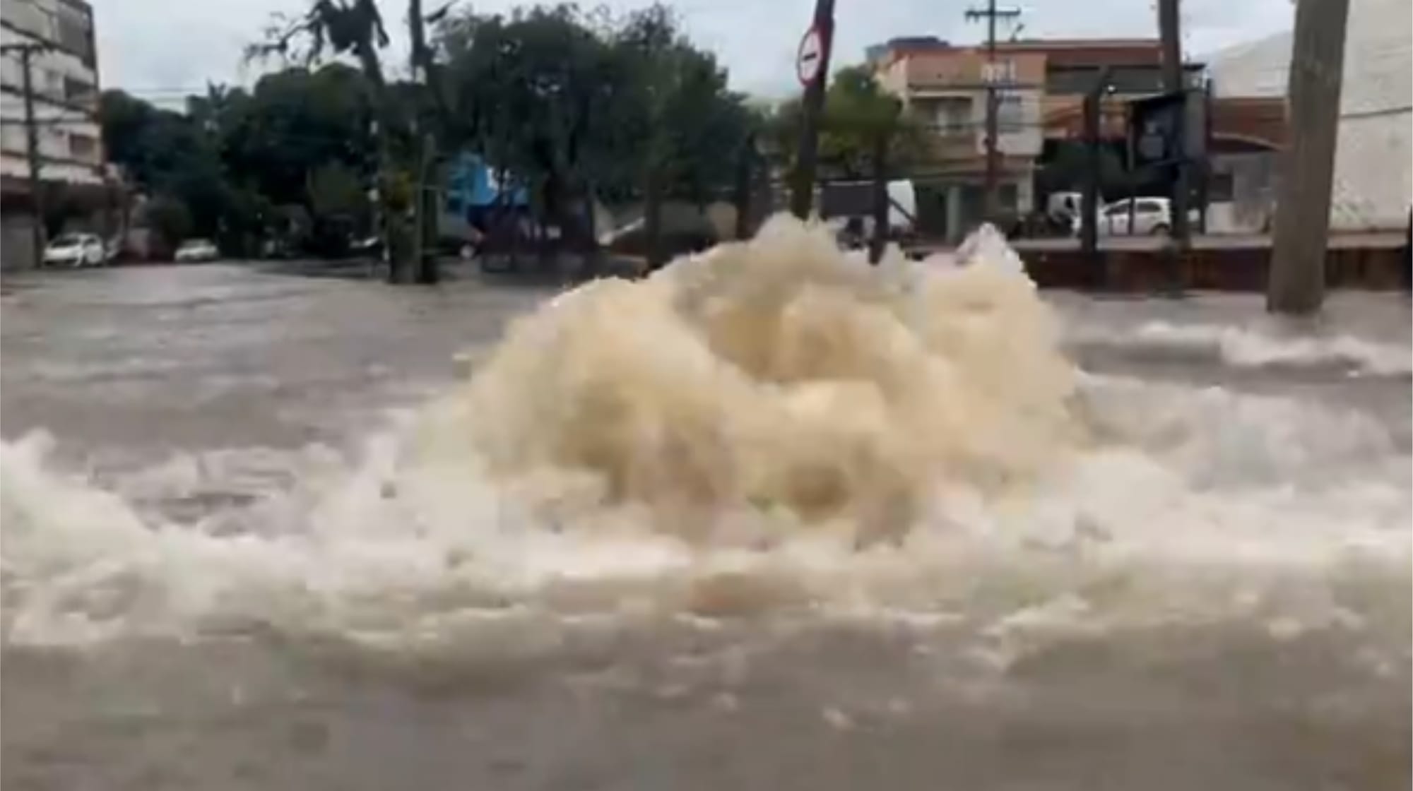 Porto Alegre vive mais um dia de colapso com alagamentos generalizados e chuvas torrenciais