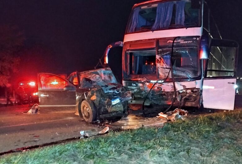 Acidente entre carro e ônibus que transportava estudantes deixa uma pessoa morta em Dourados