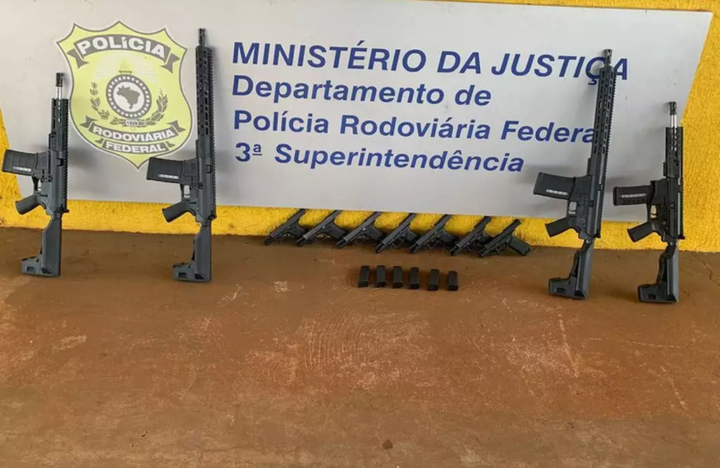 Homem flagrado com fuzis é suspeito de traficar armas para abastecer facçãoRui Fernandes Nunes de Oliveira foi preso em flagrante em Ponta Porã, na BR-463