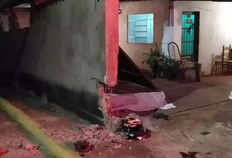 Jovem morre ao bater moto em muro de residência em MS