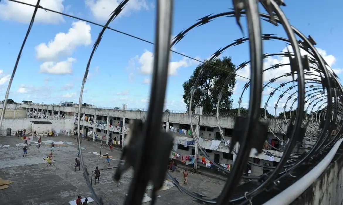 Em meio à crise penitenciária no Brasil, presos serram grades, pulam cerca e fogem de presídio