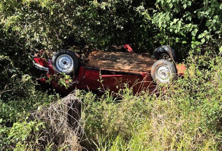 Condutora de Fusca é socorrida após veículo cair em ribanceira na MS-450