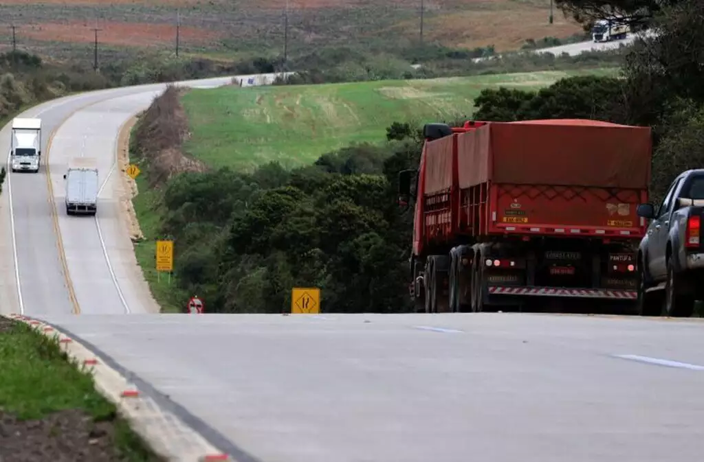 Primeira rodovia de concreto vai atender “boom” de fábrica de celuloseUsado em outros Estados, pavimento reduz risco de acidentes e precisa de menos reparos emergenciais