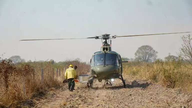 Quando as estradas não levam ao incêndio, apoio aéreo é única soluçãoCampo Grande News acompanha as dificuldades em acessar áreas queimadas