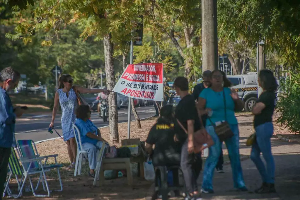 Contra os 14% de desconto no salário, aposentados vão à GovernadoriaCom faixas e megafones, grupo foi convidado para reunião com o Governador do Estado