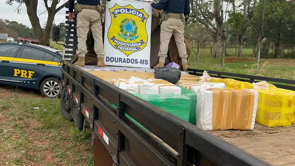 Irmãos são presos levando 1,5 tonelada de maconha da fronteira para SPCarga saiu de Coronel Sapucaia; dono da droga, irmão do caminhoneiro viajava como batedor de estradas