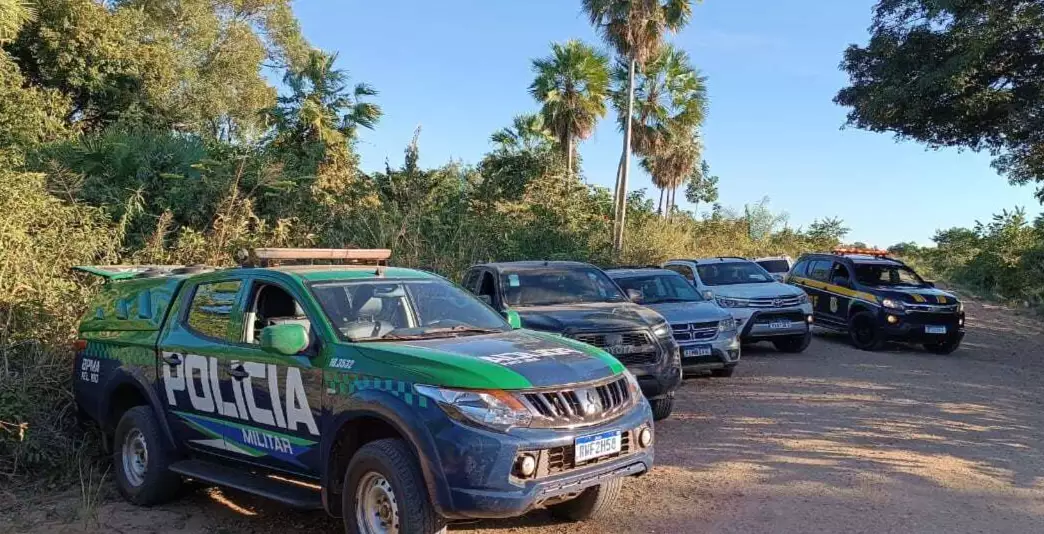 PMA apreende no Pantanal 2 Hilux roubadas em Minas e prende trêsOs veículos tinham sido registrados em sistema da BR-262 e tentavam chegar à balsa para cruzar Rio Paraguai