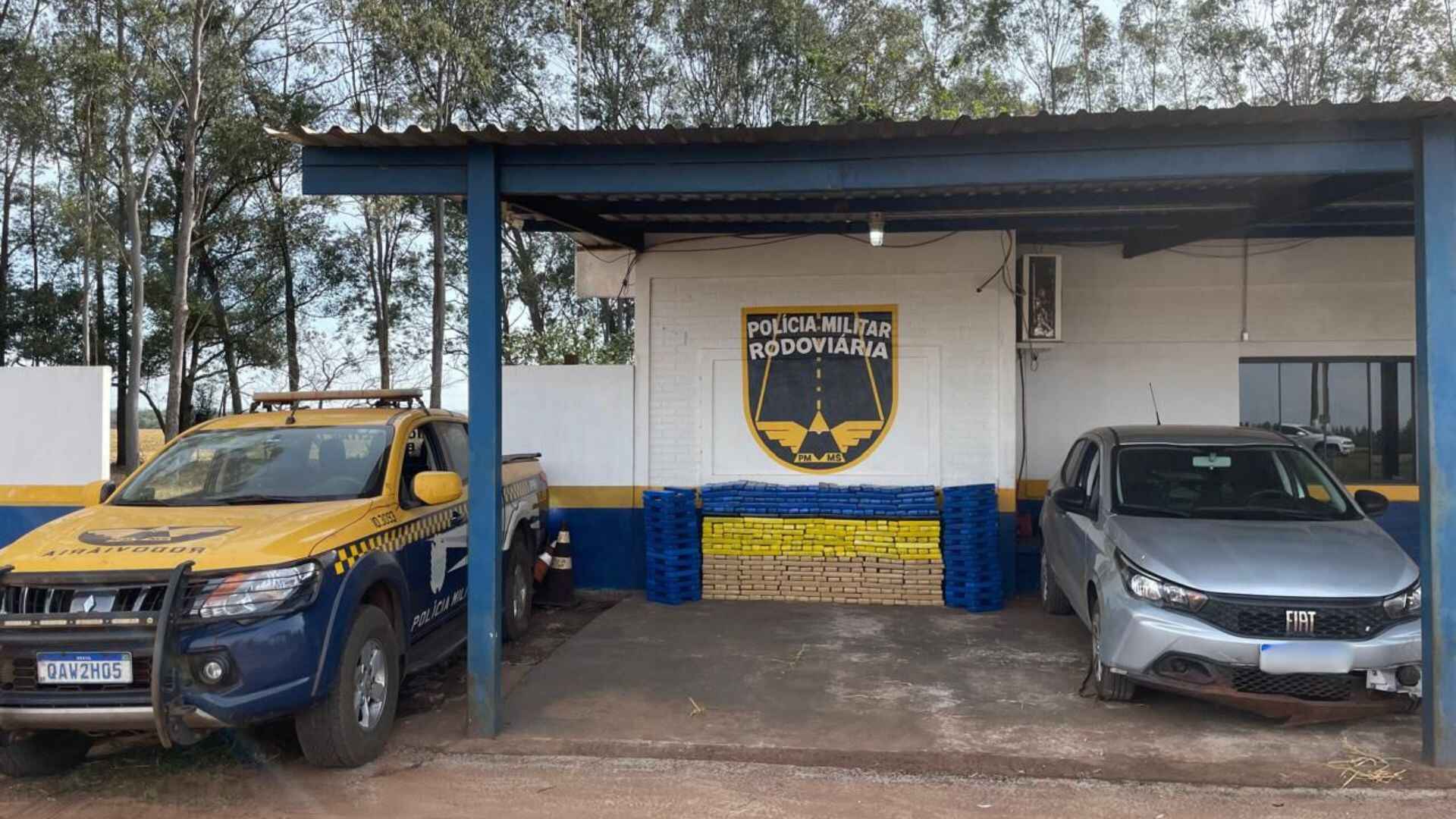 Motorista abandona carro furtado carregado com 400 quilos de maconha na MS-164 em Ponta Porã