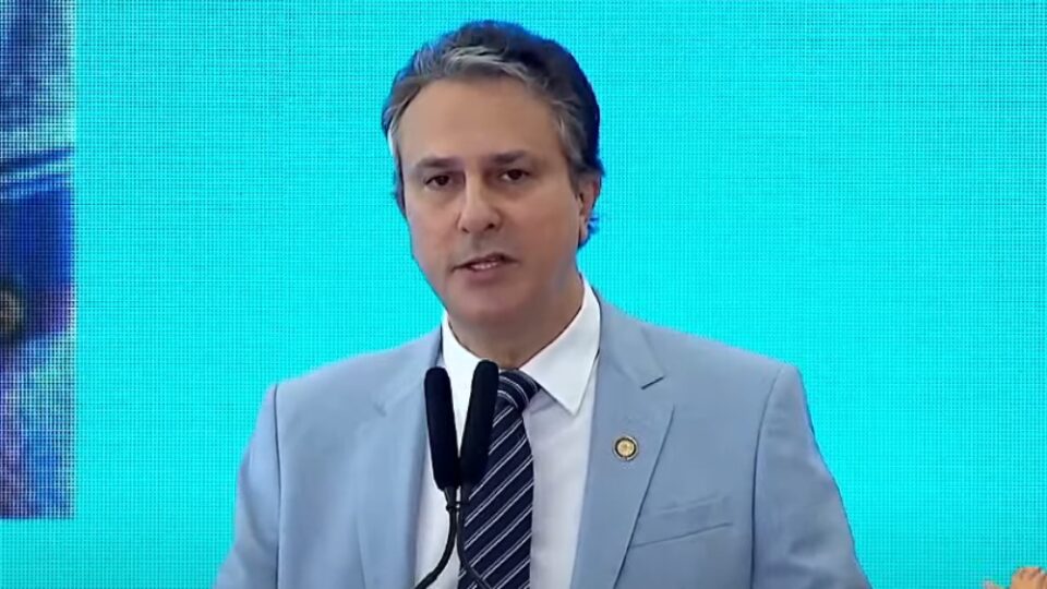 Governo anuncia R$ 5,5 bilhões para universidades sob críticas de professores