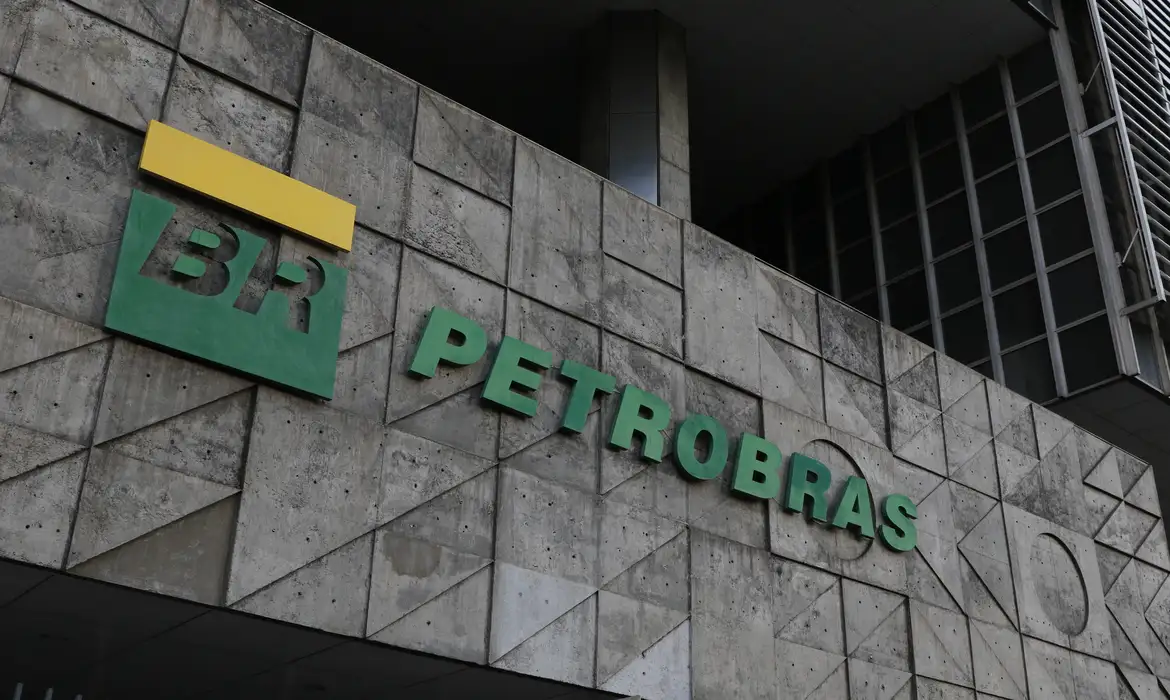 Petrobras anuncia primeiro reajuste de preço com nova presidente