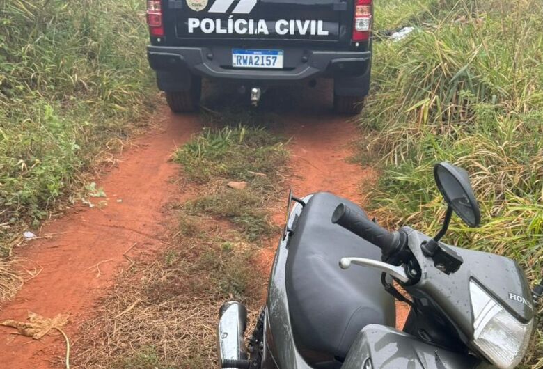 Moto furtada é recuperada um dia depois em matagal