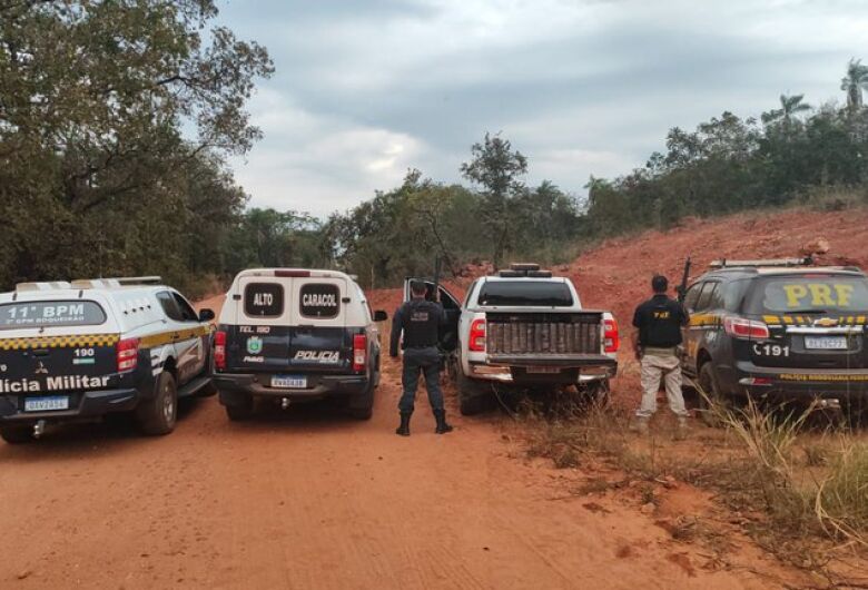 Homem foge e Hilux com mais de 1.600 kg de droga é apreendida