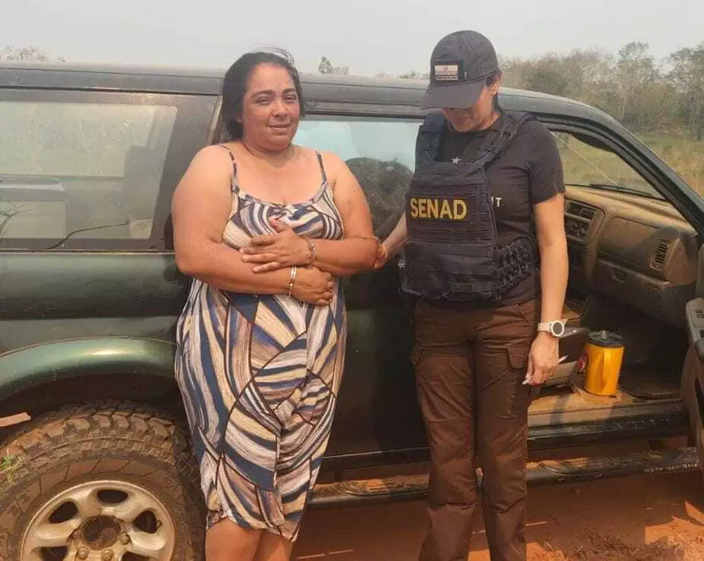 Acusada de liderar execuções em guerra do tráfico na faixa de fronteira é presaSelva Elizabeth Portillo Rodas, a “Selva Hũ”, foi cercada por equipes da Senad em estrada de terra