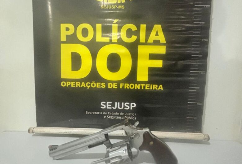 Homem tenta se livrar da polícia jogando arma às margens de rodovia, mas acaba preso