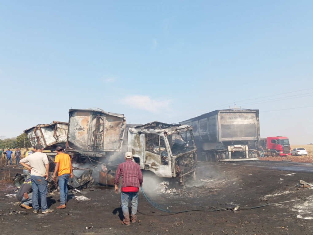 Motorista morre após colisão e incêndio entre carretas próximo de Itahum