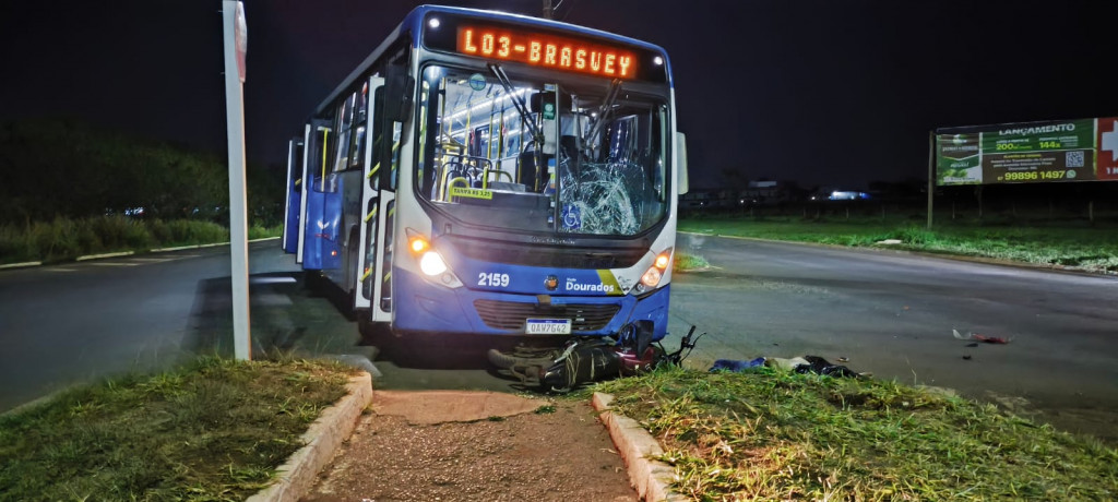 Motociclista que seguia na contramão morre ao bater em ônibus na Marcelino Pires