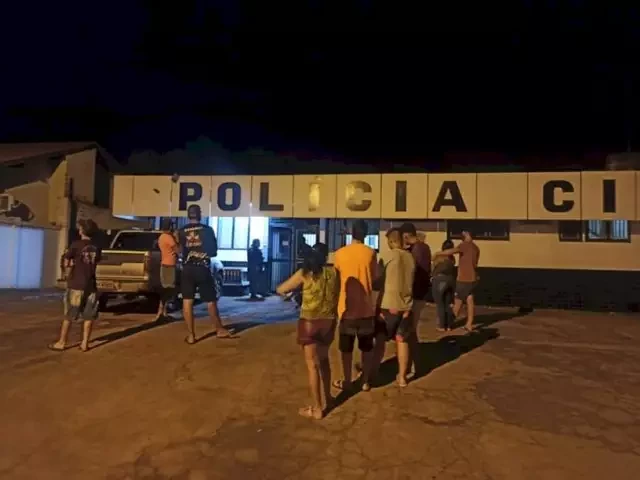 Casal é perseguido por atirador em Corolla ao deixar mercado