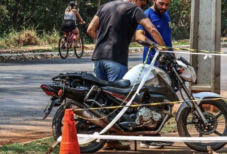 Motociclista é encontrado morto em calçada de avenida