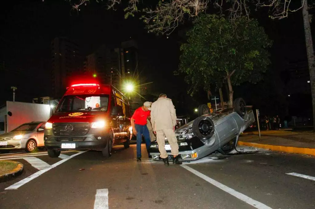 Saveiro tomba e combustível vaza em frente à maternidadeTrecho da Rua Marechal Cândido Mariano Rondon foi interditado até que pó químico seja aplicado