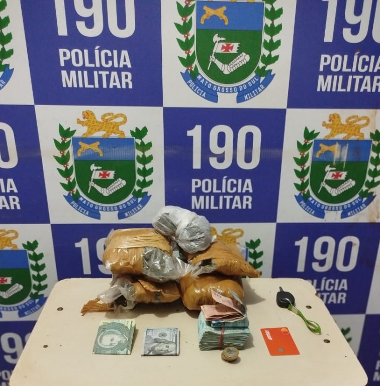 Dupla é presa pela Poícia Militar acusada de tráfico de drogas