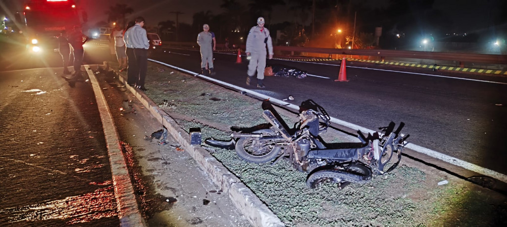 Mulher de moto na contramão bate de frente com caminhonete e morre em Dourados